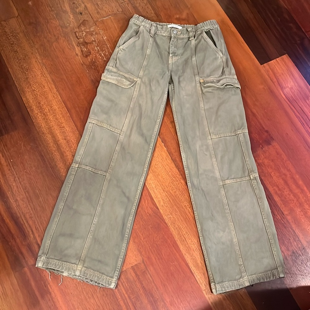 Pacsun junior’s small lowrise wide leg Puddle cargo pants in  khaki green.